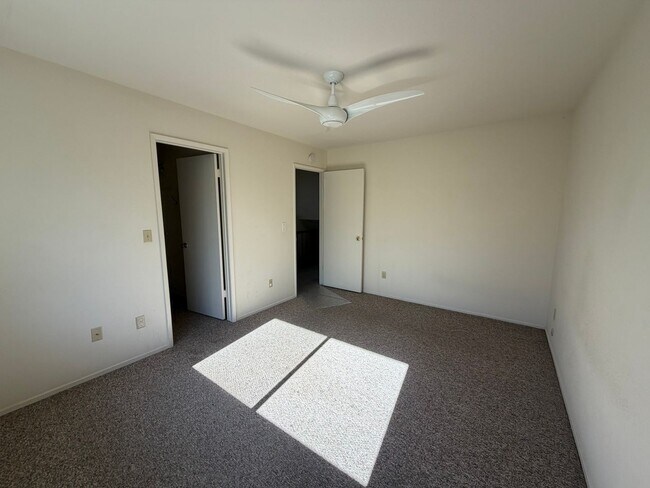 Building Photo - Charming Live Oak Townhome – Completely Renovated & Move-In Ready!