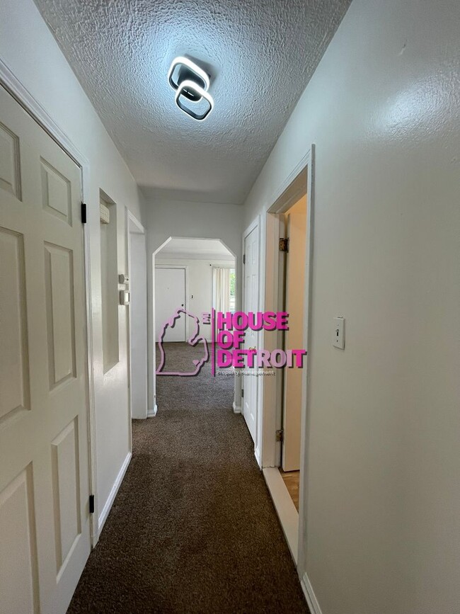 Building Photo - 3 BEDROOM | 1 BATH | FREE PRE SCREEN