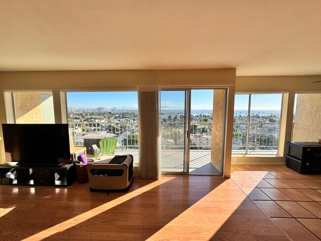 Large view windows on top floor - 2910 S Peck Ave
