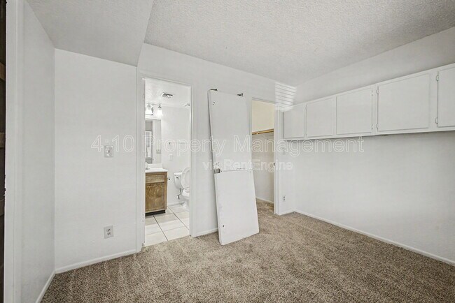 Building Photo - 4050 E Cactus Rd