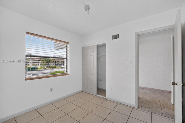 Building Photo - 6001 Shaker Wood Cir