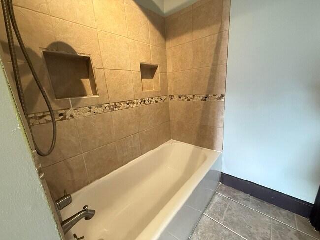 Building Photo - 79 Pine St