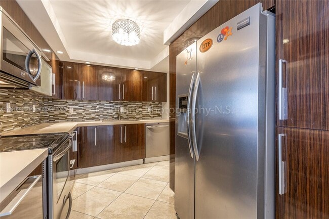 Building Photo - 6039 Collins Ave