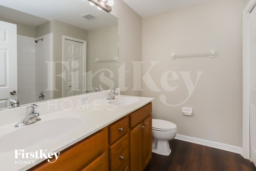 Building Photo - 15206 Searobbin Dr