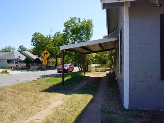 Building Photo - 2121 Ave I
