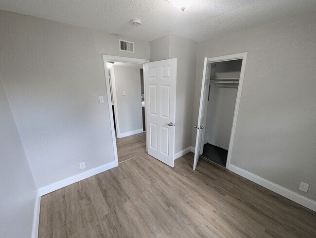 Building Photo - Farmview Vista - Section 8 Friendly!