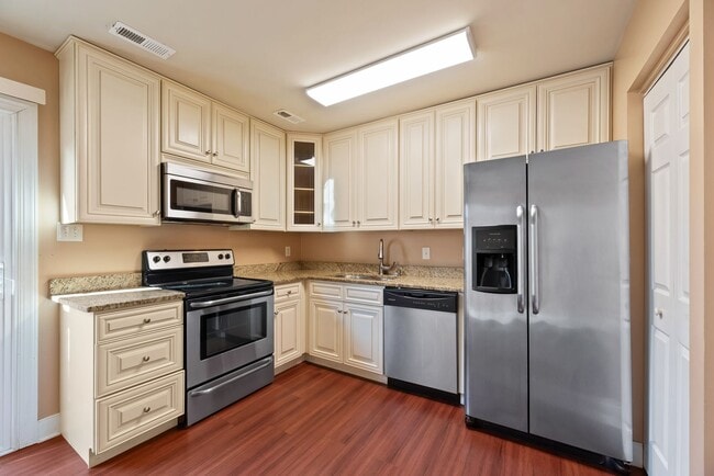 Building Photo - 2 bed Townhome in Annapolis in Hilltop Village