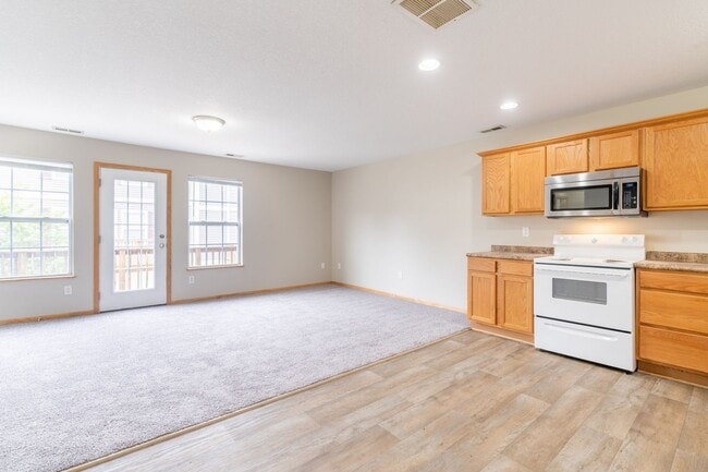 Building Photo - 2 Bedroom 2 Bathroom Town House - Interior...