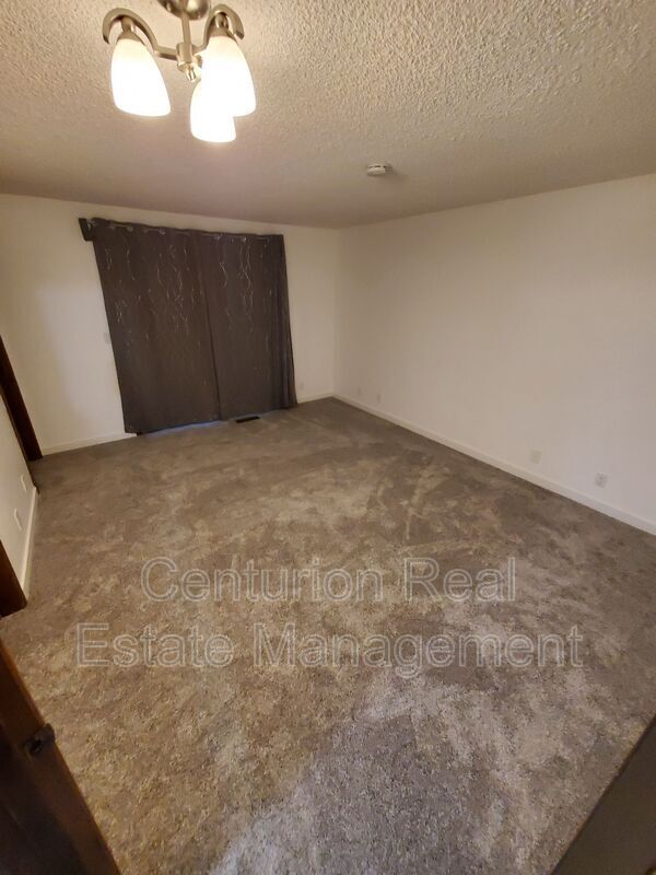 Building Photo - 869 Meadowlawn Dr SE