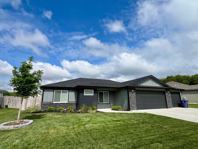 Building Photo - Modern Single-Family Home in Scenic Meadows Neighborhood