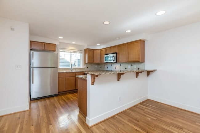 Building Photo - Charming 3 Bed Townhouse in Seattle