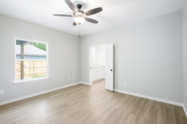 Building Photo - "Charming 3-Bedroom Denison Home with Gran...