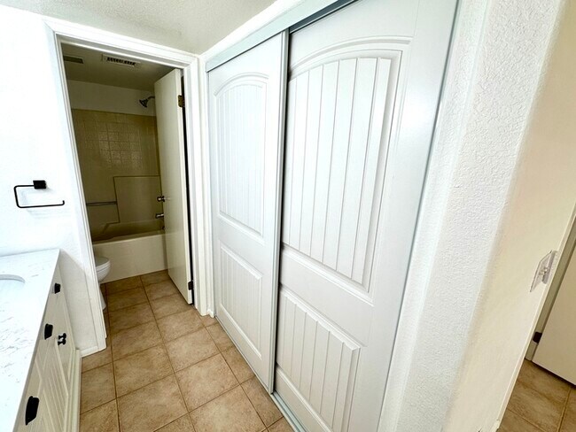 Building Photo - Welcome to this charming 2-bedroom, 2-bath condo in a gated Ventana Condominiums