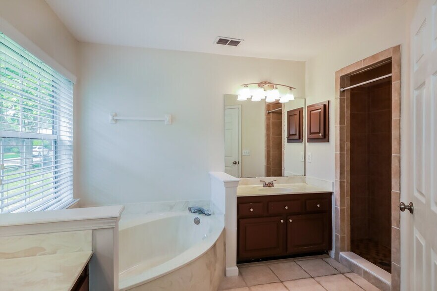 Building Photo - 272 Village Green Ave