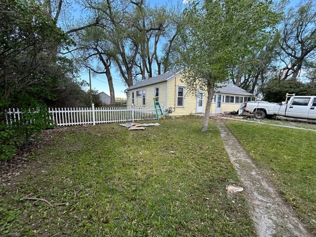 Building Photo - 2 Bed 1 Bath Large House with Fenced Yard and Washer Dryer Hookups