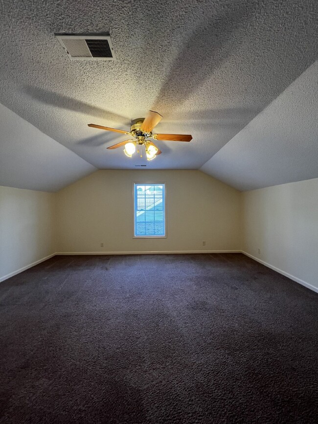 Building Photo - Charming 3 Bed, 2.5 Bath Home in Clarksvil...