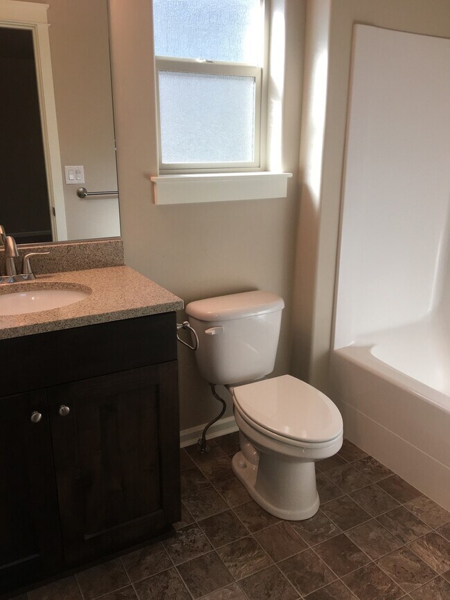 Building Photo - Modern and Spacious Townhome, NE Bend