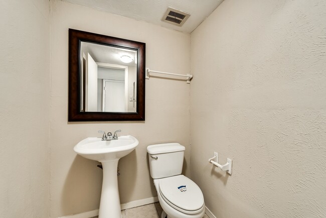 Building Photo - Adorable Townhome featuring 3 Bedrooms + O...