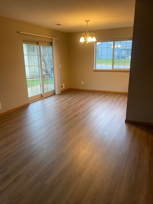 Building Photo - 3 Bedroom Townhome on Peach Dr. in Sauk Ra...