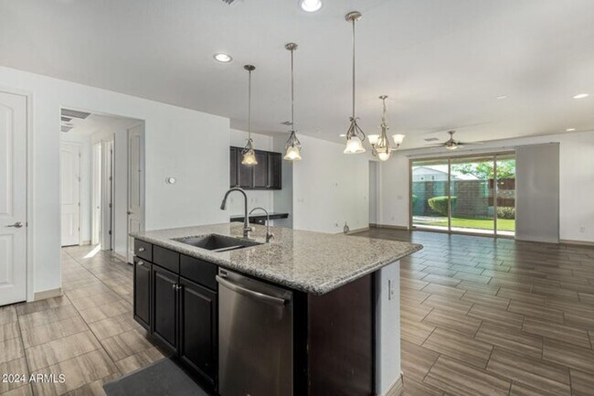 Building Photo - Charming 4 bedroom, 3 bath home in North P...