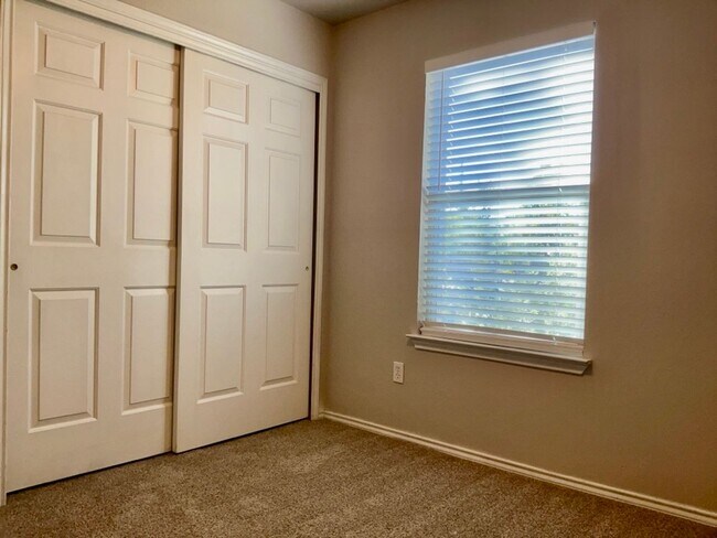 Building Photo - Adorable Move-In Ready 3/2 in Georgetown! ...