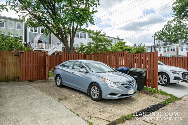 Building Photo - 719 Gallatin St NW