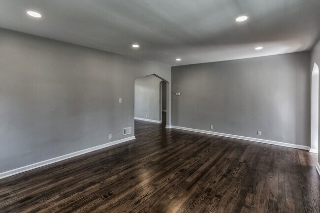 Building Photo - Amazing Aksarben Home