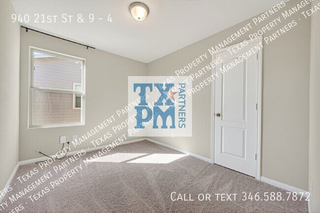 Building Photo - 940 21st St