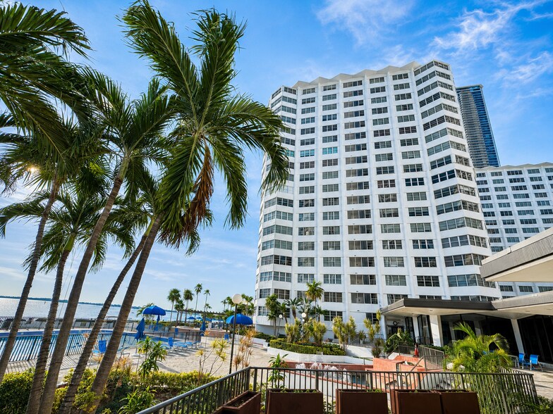 Building Photo - 825 Brickell Bay Dr