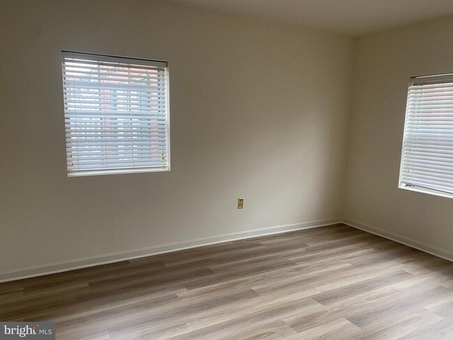 Building Photo - 1816 Queens Ln