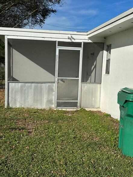 Building Photo - 5501 SW 32nd Ct