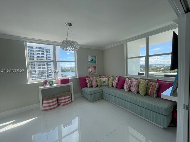 Building Photo - 5001 Collins Ave