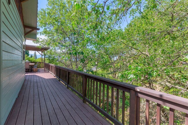 Building Photo - NW Grants Pass, Class, Style and Views!!!