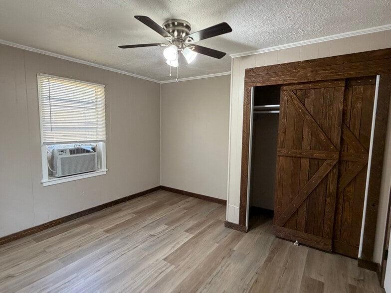 Building Photo - 304 W Main St