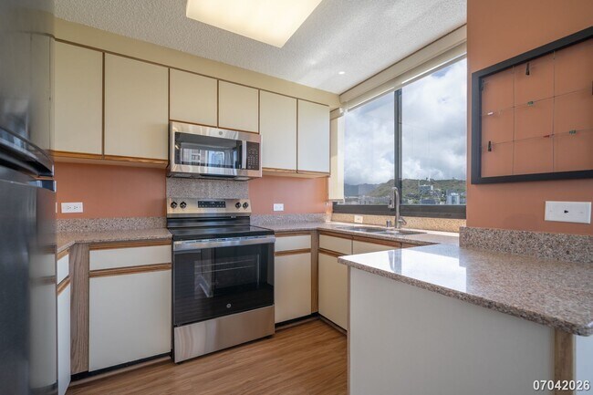 Building Photo - Available now!  2br/2ba/1pkg Condo in Royal Capitol Plaza in Kakaako