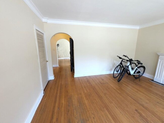 Building Photo - 1 bedroom in CHICAGO IL 60659