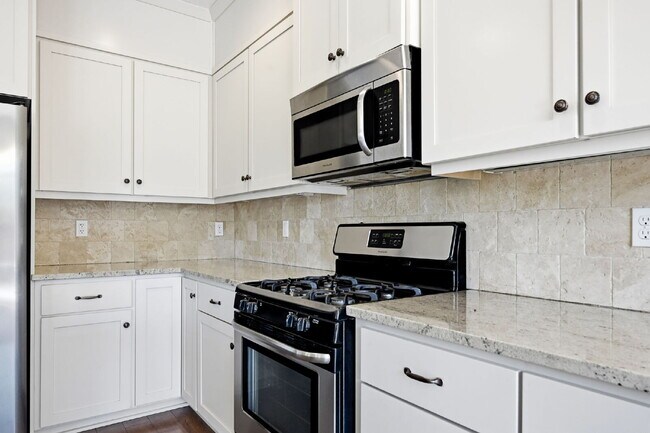 Building Photo - 3BR/2.5BA Townhome in Larkspur — Old Mill, Downtown & Bachelor All Close By