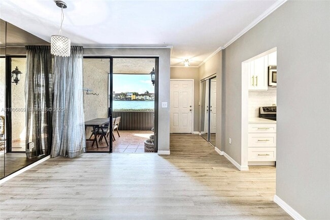 Building Photo - 770 NE 199th St