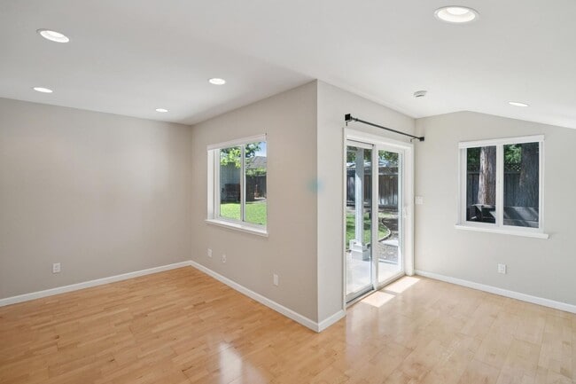Building Photo - Spacious Home with Detached 1 bed 1 bath ADU in Los Altos!