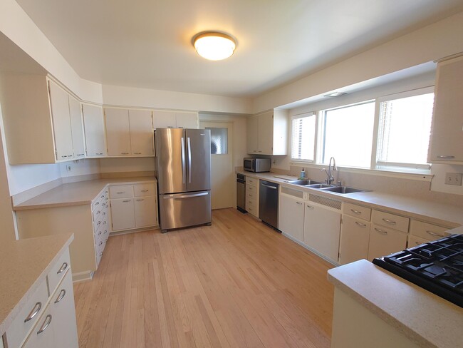 Building Photo - 3200 E Hampshire St