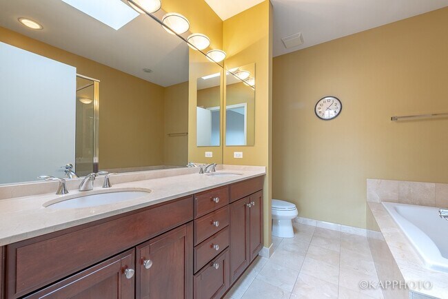 Building Photo - 1117 W Monroe St