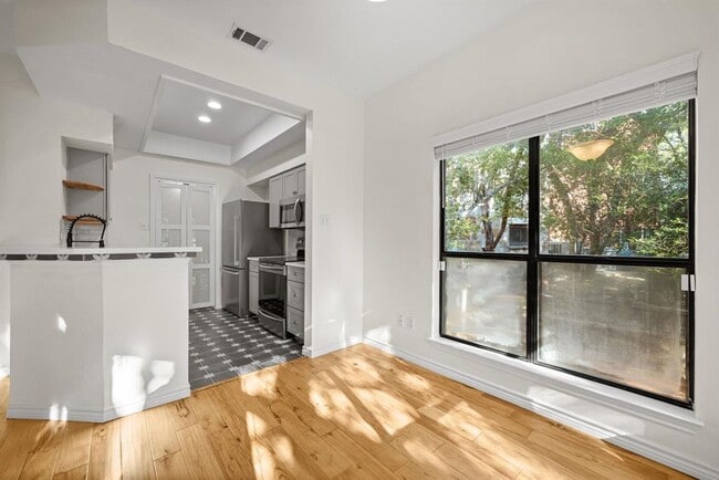 Building Photo - 4711 Spicewood Springs Rd