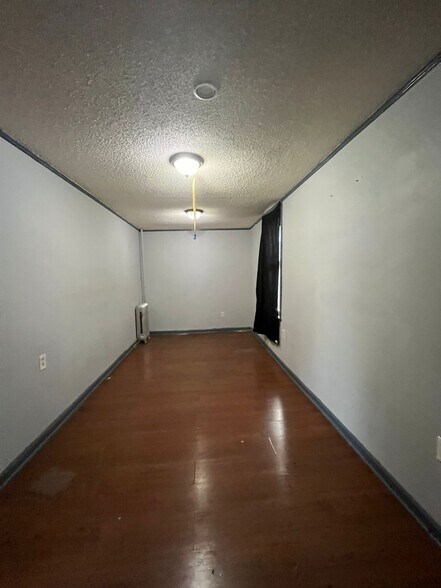 Building Photo - 39 Andrew St