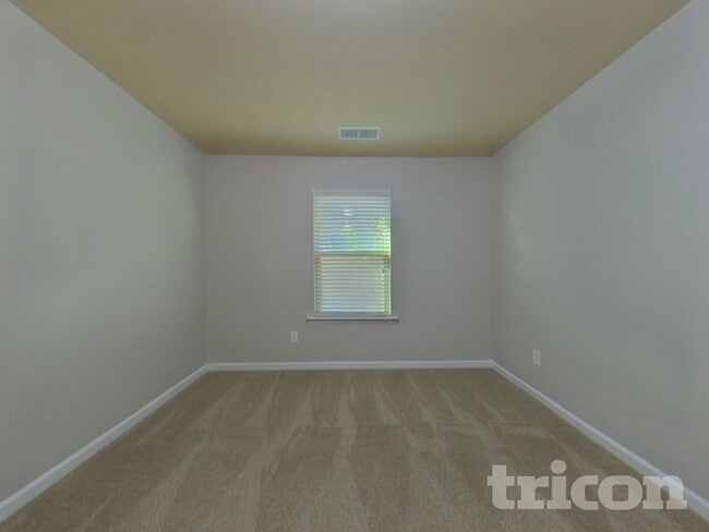 Building Photo - 3303 Lowland Dr