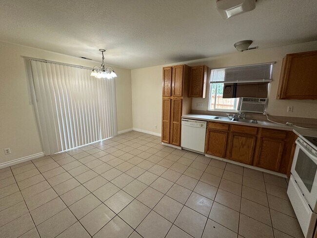 Building Photo - 3 Bedroom 2 Bath  Home In The Lexington Ar...