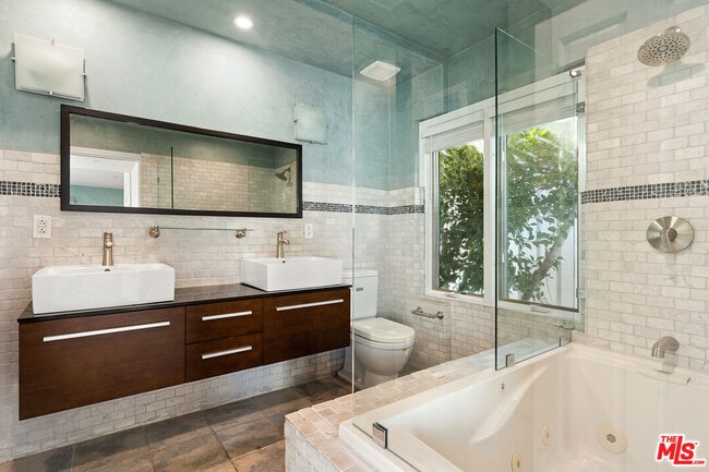 Building Photo - 8921 Ashcroft Ave