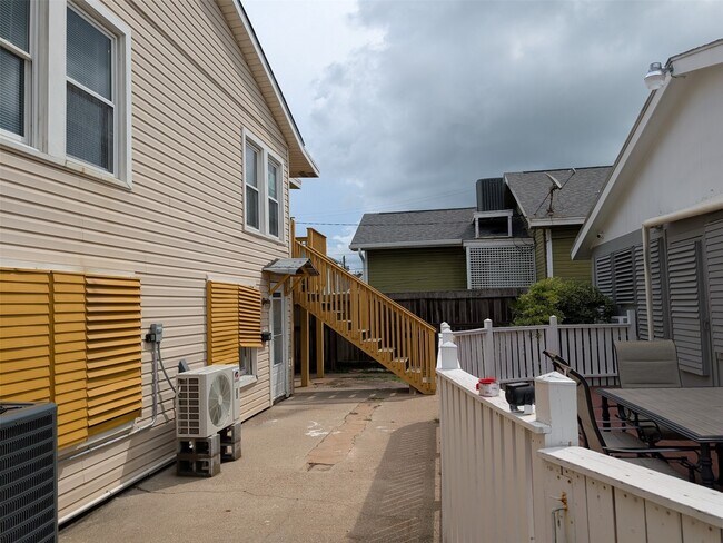 Building Photo - 1112 Ave M 1/2