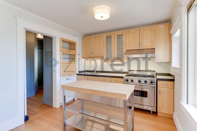 Building Photo - 2038 8th Ave N