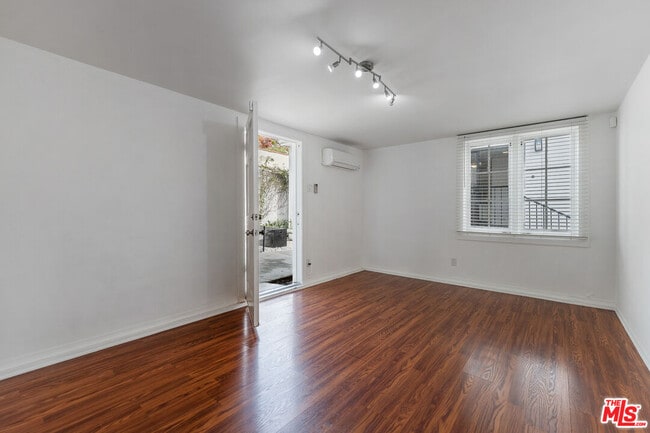 Building Photo - 927 N Edinburgh Ave