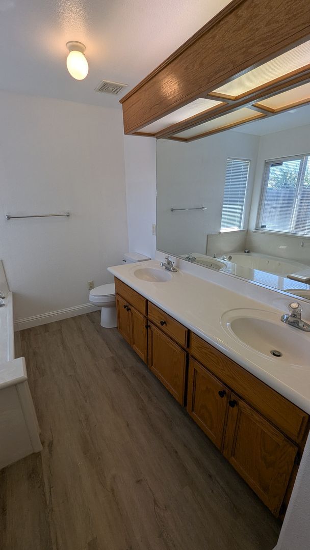 Building Photo - Large & Beautiful 4 Bedroom 2 Bath Custom ...